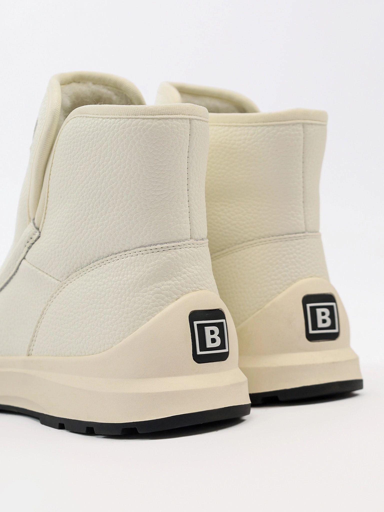 Ботинки белого цвета на низкой подошве